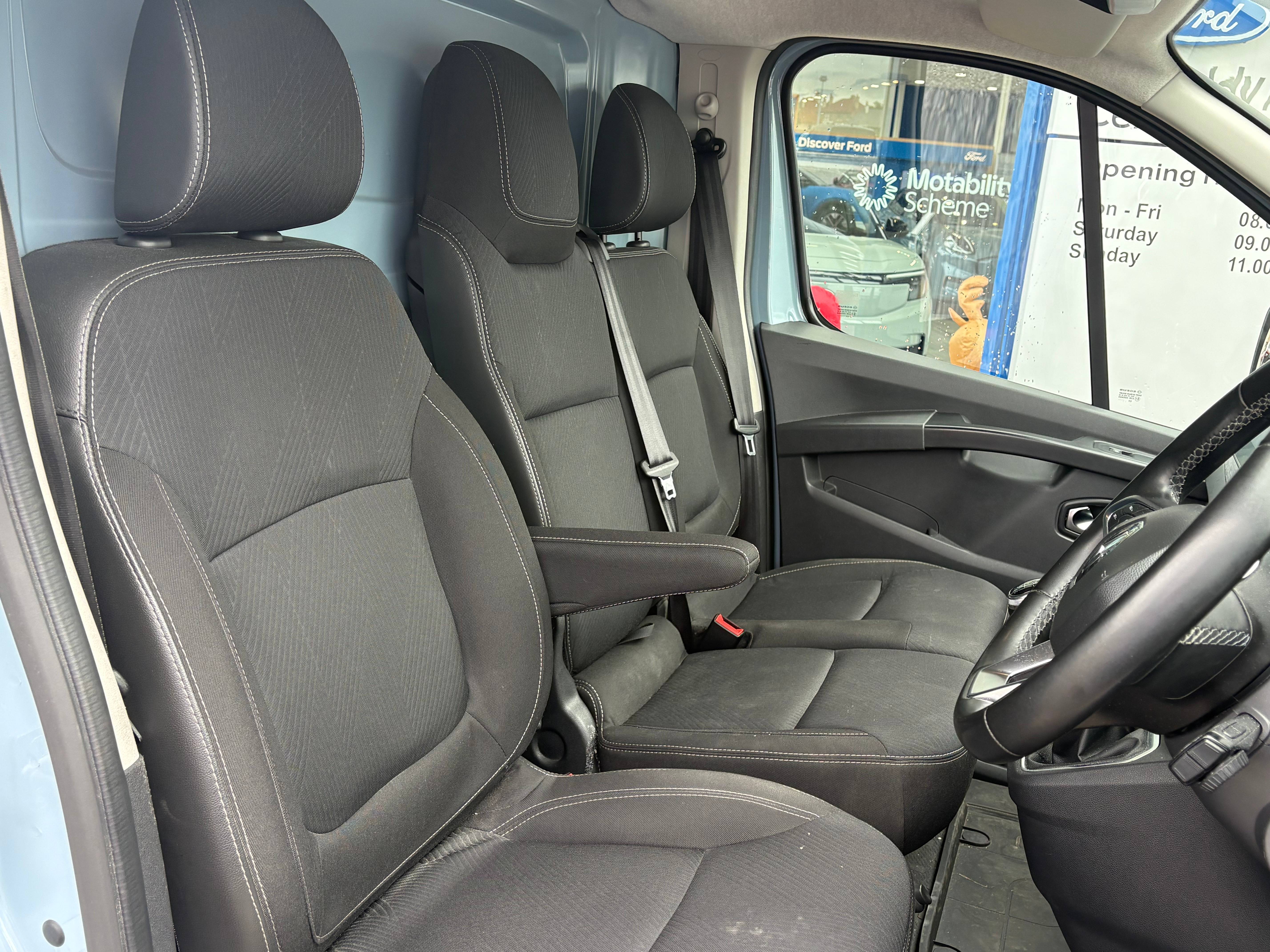 RENAULT TRAFIC LL30 BLUE DCI 150 SPORT PLUS 14,995 VAT OR 340 A MONTH...